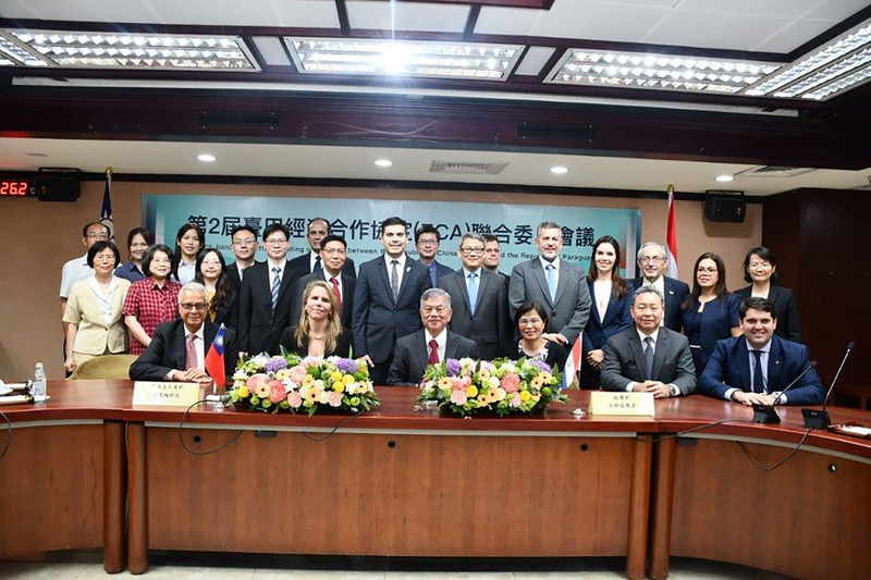 第2屆台巴經濟合作協定聯合委員會會議18日在台北召開，由經濟部長沈榮津（前排左3）與巴拉圭工商部長克菈梅（前排左2）共同主持。（經濟部提供）