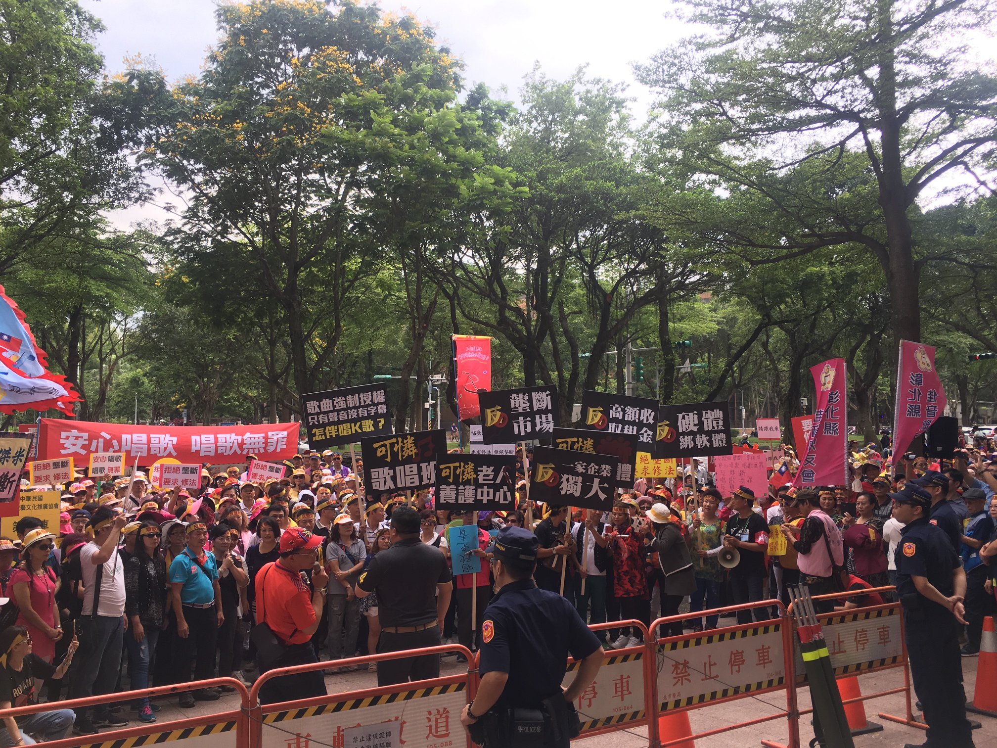 多個歌唱協會、歌唱教師等團體及伴唱機業者號招上千人到經濟部智慧財產局陳情抗議特定伴唱機業者壟斷歌曲授權。(謝佳興 攝)