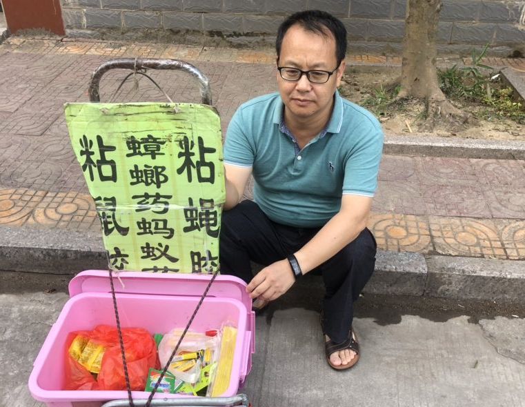 原北京鋒銳律師事務所合夥律師劉曉原失業，賣起殺蟲劑。(推特)