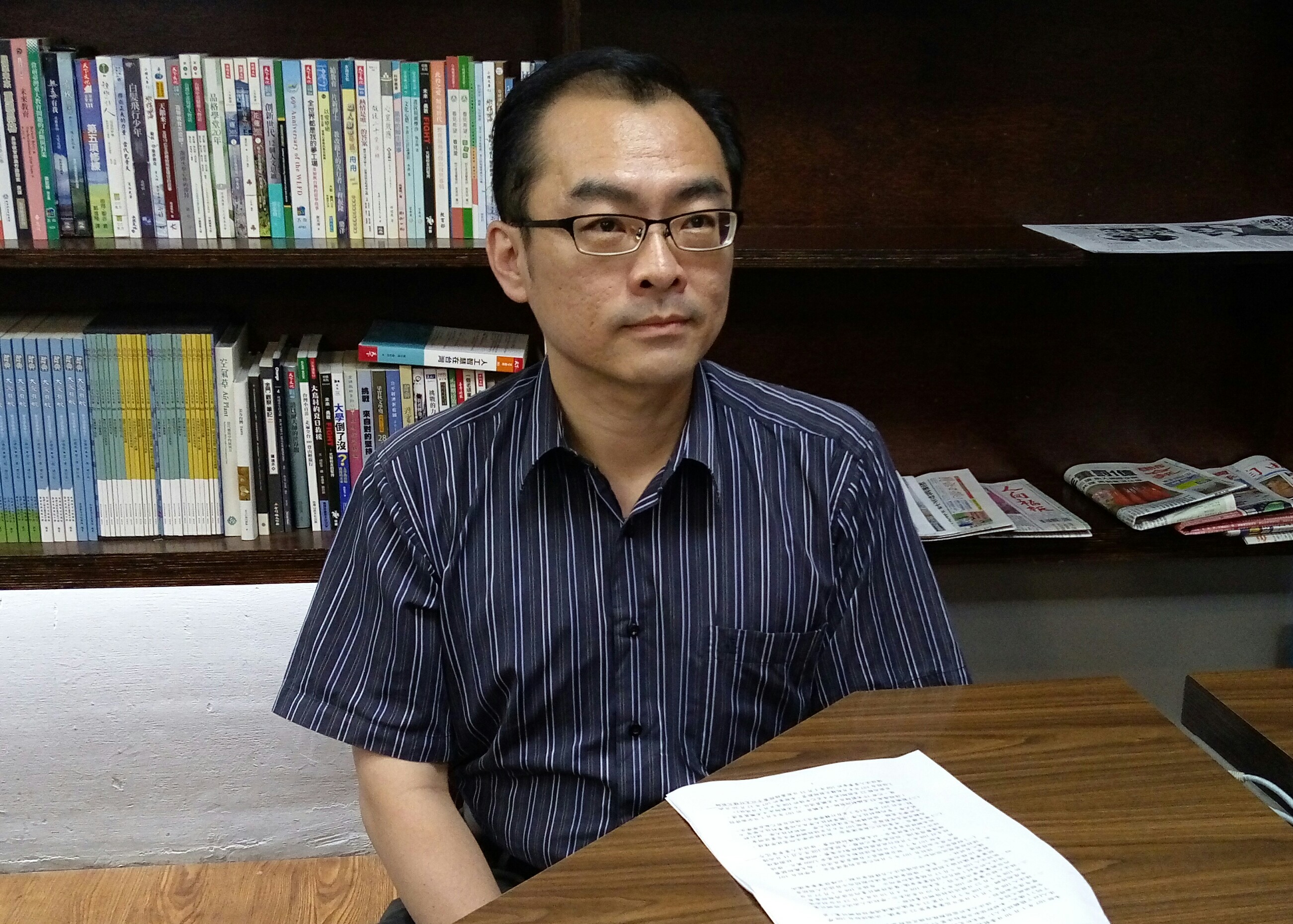 教育部技職司專委柯今尉說明亞太創意技術學院停辦原因。(陳國維 攝)