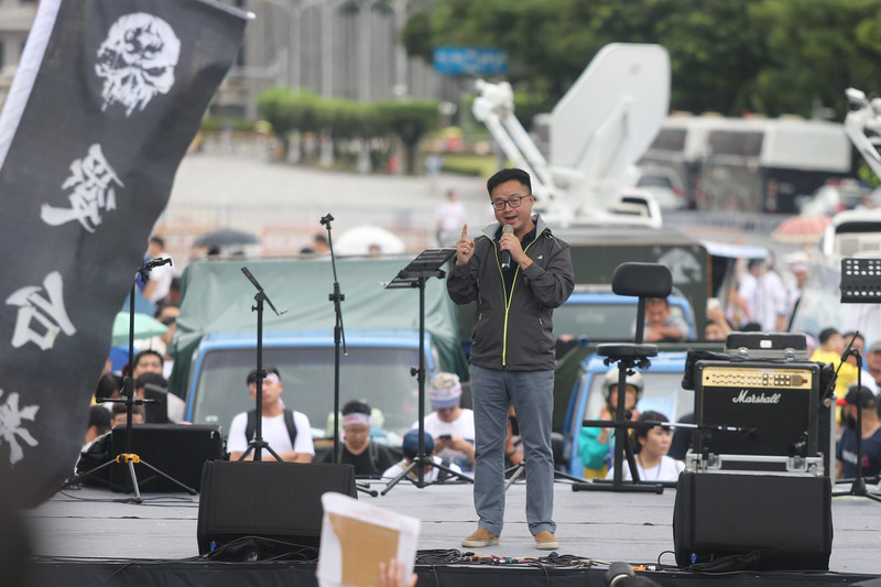 「拒絕紅色媒體、守護台灣民主」活動23日下午在總統府前凱達格蘭大道舉行，民進黨秘書長羅文嘉到場聲援。