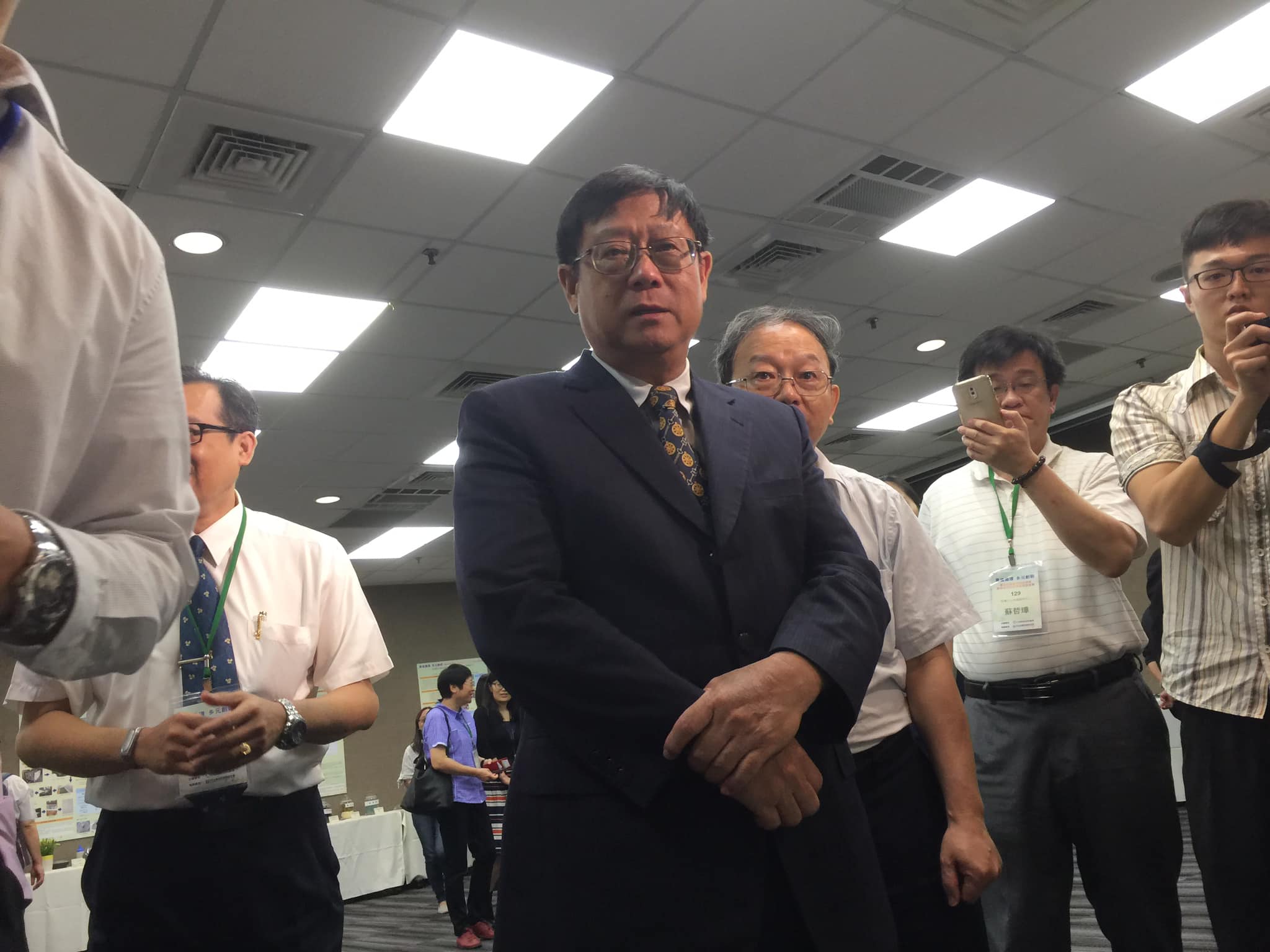 工研院研發有效回收太陽能板的回收技術，可以乾淨分開貴金屬與超白玻璃。(蕭照平攝)