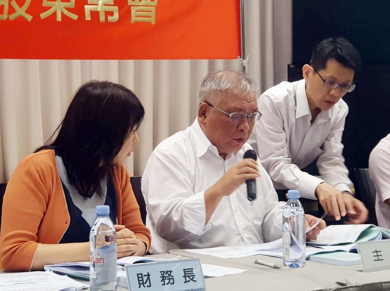 錢櫃林森店大火，董事長練台生（中）表示，負起所有應負責任。(圖:中央社檔案照片)