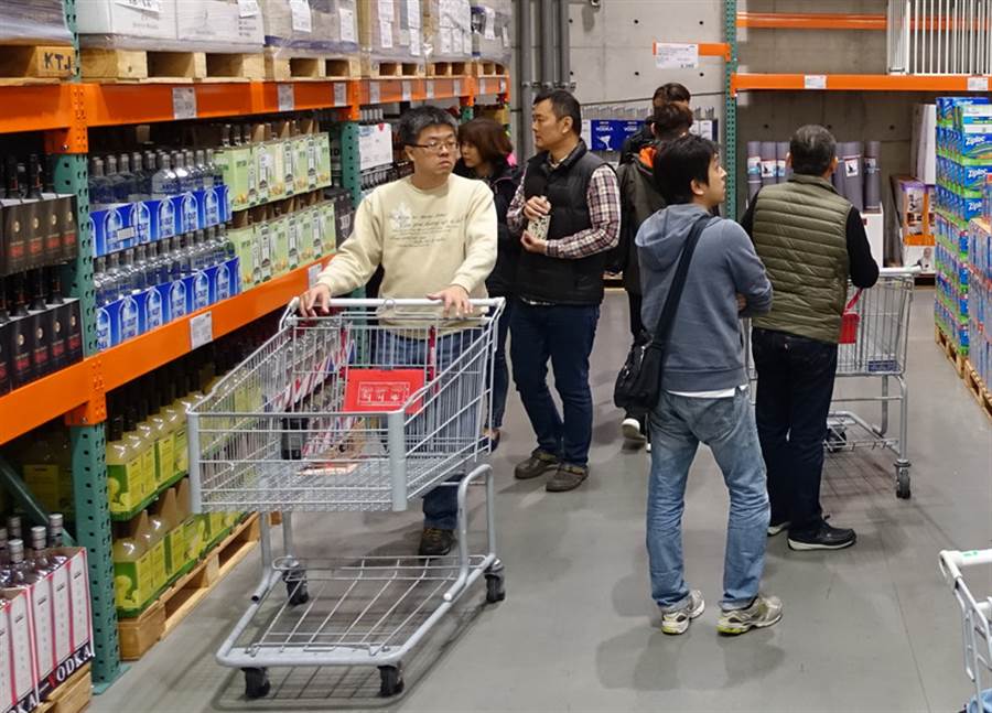 6月消費信心創11個月來低點  購買汽車、電視等耐久財指標大跌。(資料照片/CNA)