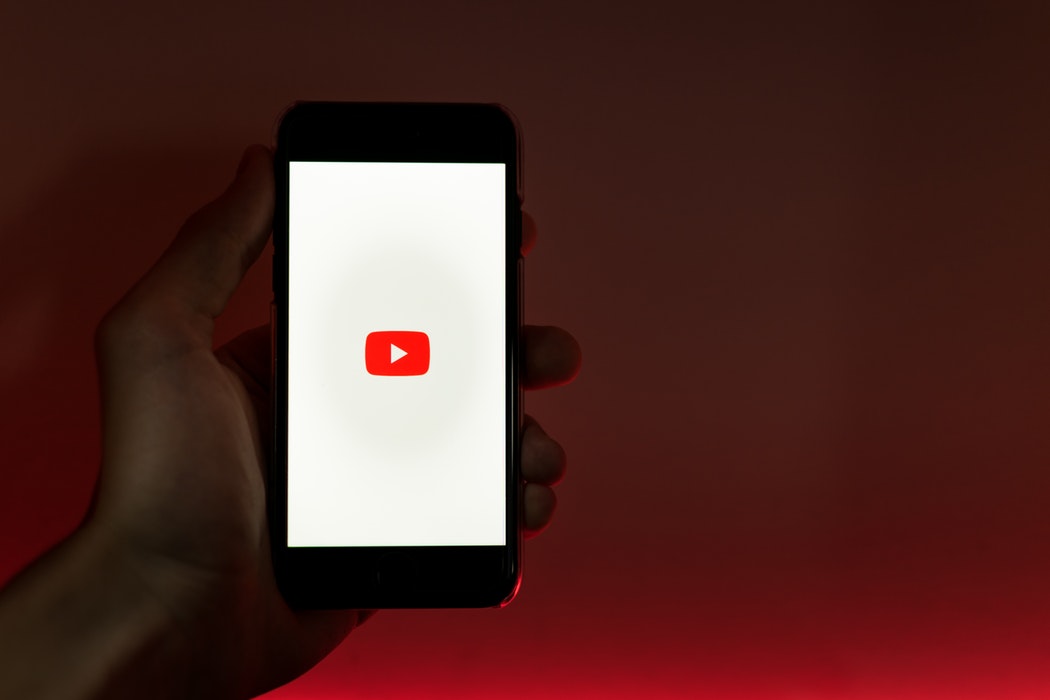 影音平台龍頭YouTube上週宣布，將移除據稱影響選舉結果的舞弊影片，在此之前，YouTube因在美國總統大選前，對阻止錯誤訊息(misinformation)的努力做得不夠多，而招致嚴厲批評。（圖：Szabo Viktor/unsplash）