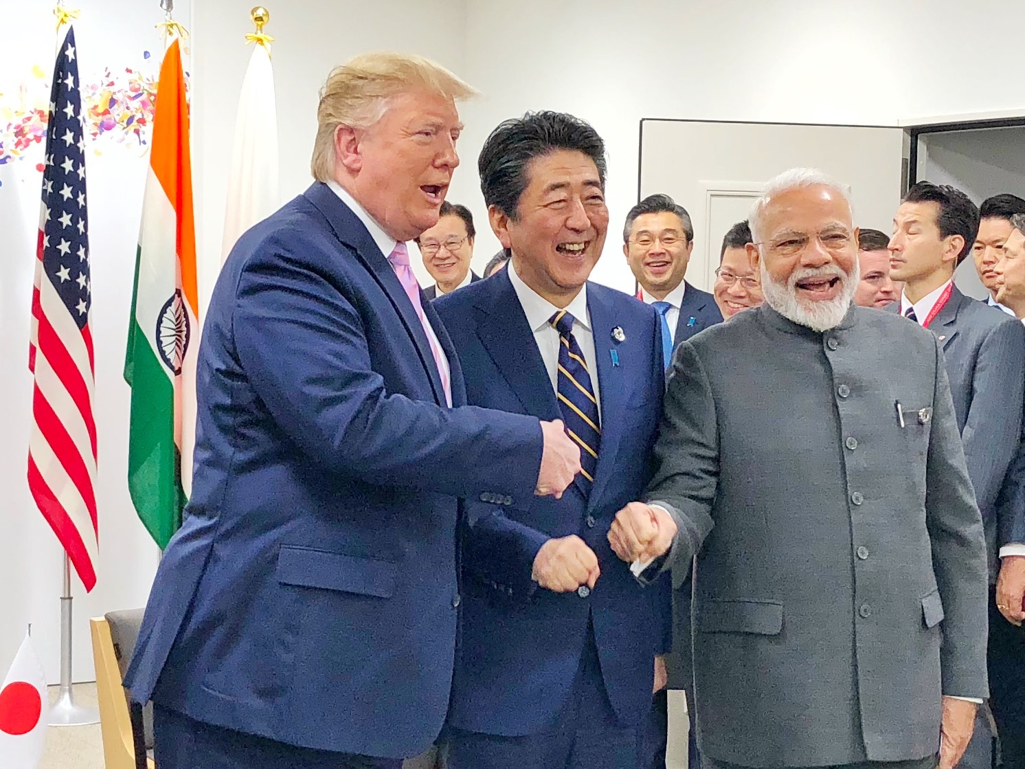日本前首相安倍晉三提出「印太」一詞，扭轉了世界對亞洲過往以中國為中心的觀點，更讓中國大感震驚還因此遊說各國禁用。圖為2019年G20大阪峰會時，前美國總統川普(左)，前日相安倍晉三(中)與印度總理莫迪合影。 (圖:日本首相官邸)