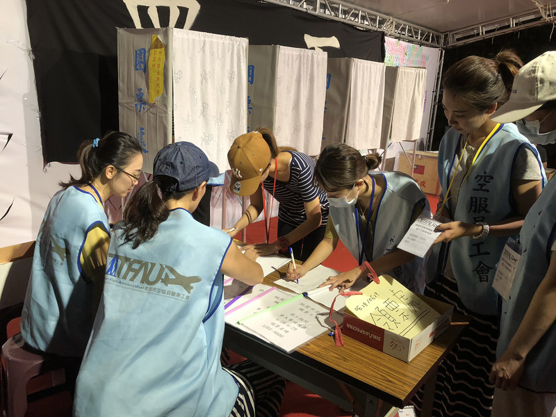 長榮空服員28日仍持續在桃園南崁長榮運航大樓前罷工，晚間眾人針對資方新提方案進行投票，結果關乎這場罷工行動是否落幕，預計29日中午見分曉。圖為罷工成員排隊領票，準備做出關鍵抉擇。(圖：中央社)