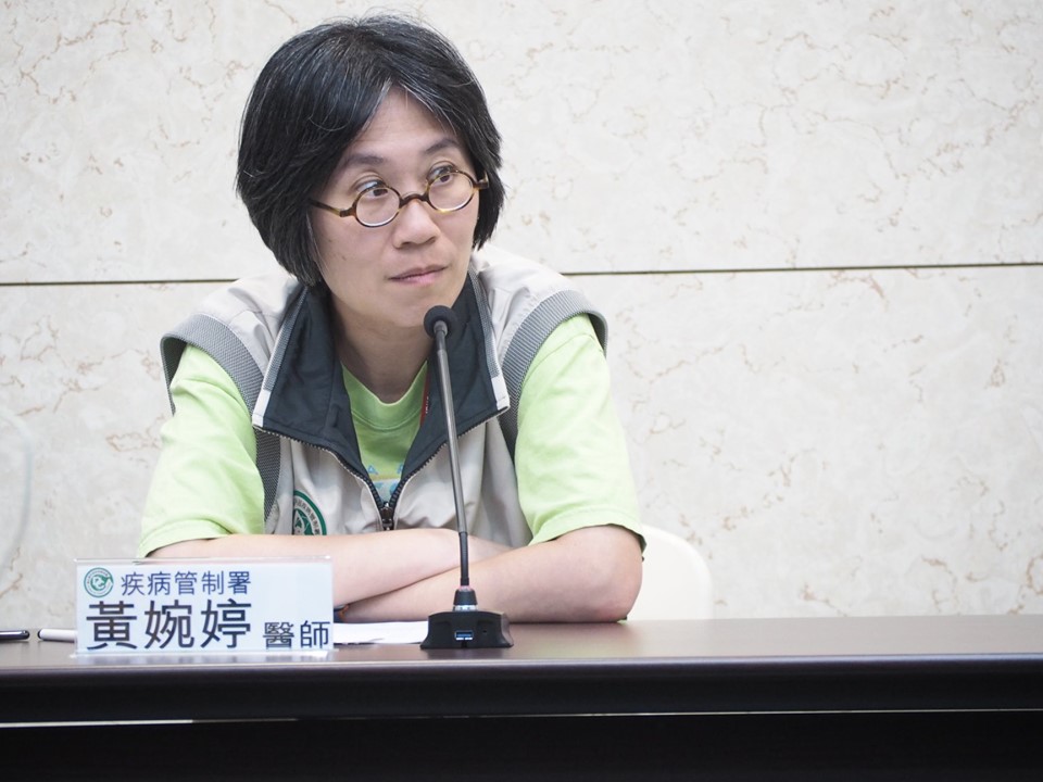 疾管署防疫醫師黃婉婷表示，根據患者說法，研判應該是人傳人途徑而感染。(資料照/蕭照平 攝)