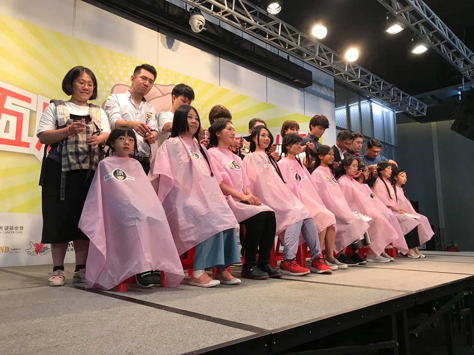 癌症希望基金會舉辦第5屆「百人捐髮」活動，募集頭髮製作假髮，協助癌友積極治療。(鄭舲攝)