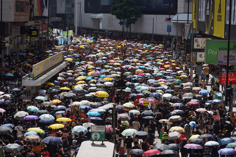 這是兩年前在香港的七一大遊行，大批民眾撐著傘走上街頭，以行動表達訴求。(資料圖片：中央社)