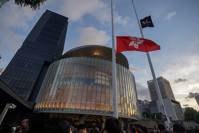 香港立法會選舉即將投票，一般預料投票率將會偏低。圖為2019年反送中支持者在立法會外升起黑色香港區旗。(圖：中央社資料照片)