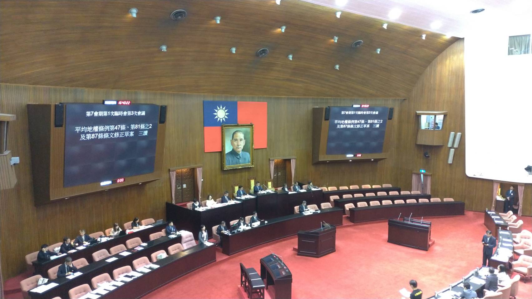 平均地權條例修正通過，民進黨團強調此次修法至少是實價登錄1.5。（劉玉秋攝）