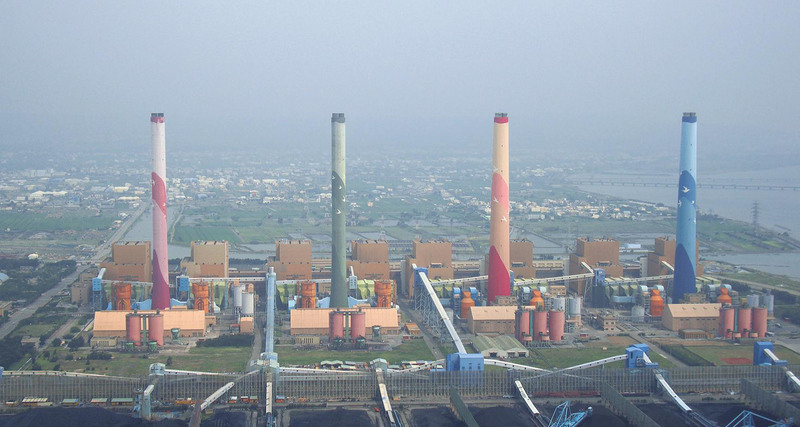 台中火力發電廠燃燒生煤，台中市政府先前引用「台中市公私場所管制生煤及禁用石油焦自治條例」對台電開罰。（資料圖片/市府提供）