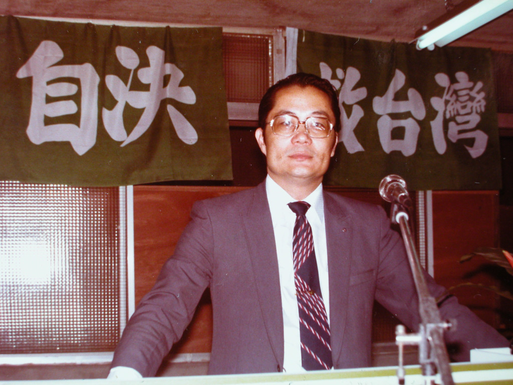 已故民進黨創黨主席江鵬堅日前被爆是調查局臥底人員。對此，行政院長蘇貞昌認為，江在戒嚴時期創黨勇敢、不簡單。圖為江鵬堅1983年參選台北市立委。（邱萬興提供）
