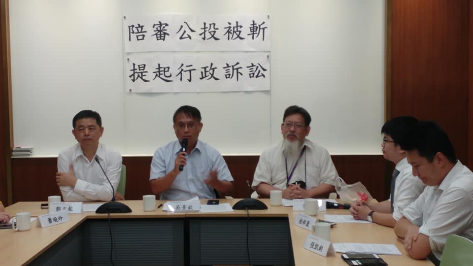 台灣陪審團協會表示，公投不是政治的武器，他們將提起行政訴訟，為陪審制努力到底。(劉玉秋 攝)