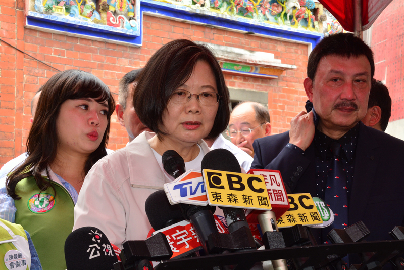 總統蔡英文（前中）4日到新北市三重先嗇宮參香祈福，蔡總統受訪時表示，對於員警李承翰因公殉職表達哀悼之意，且感到非常心疼與痛心。(圖:中央社)