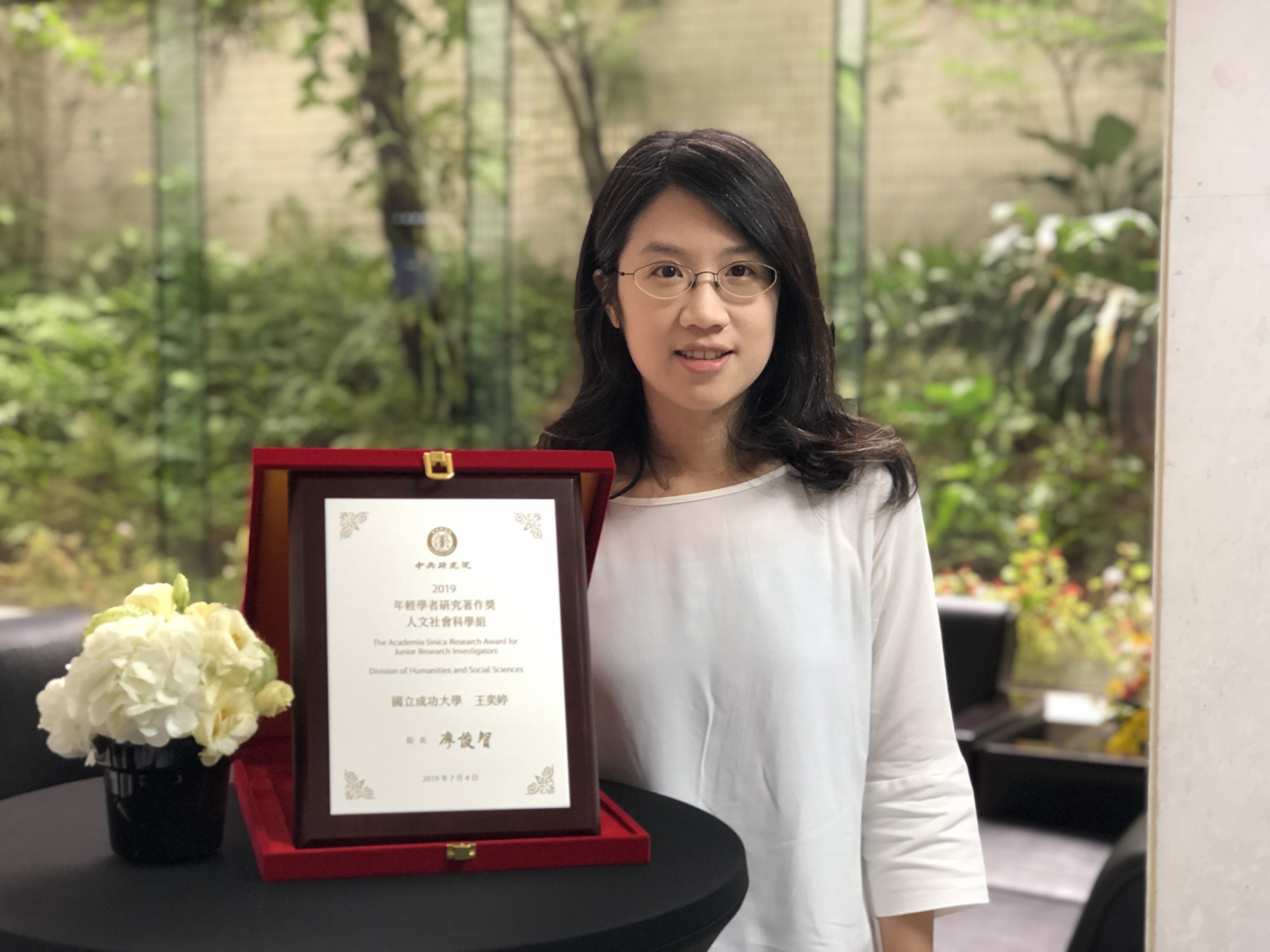 37歲的成功大學政治學系助理教授王奕婷獲獎，她說，只有在台灣這樣的民主環境下，她的研究才得以進行。（楊文君攝）
