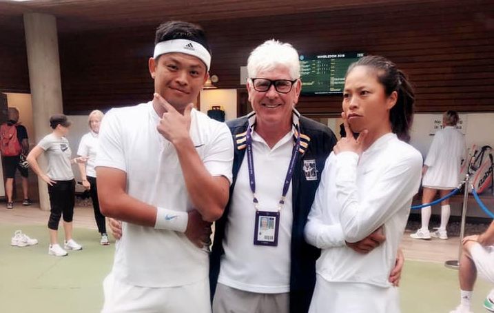 謝淑薇(右)和謝政鵬(左)姐弟，和澳洲教練保羅合影。(臉書)