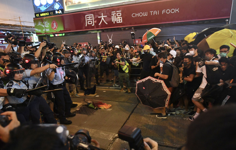 圖為2019年7月7日晚間在香港彌敦道發生的警民衝突。示意圖。（圖:中央社資料照片）