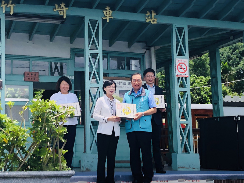 文化部長鄭麗君9日在嘉義竹崎車站宣布，阿里山林業暨鐵道文化資產為我國第一個國家級重要文化景觀，並頒發「重要文化景觀登錄證書」給嘉義縣副縣長吳容輝等人。(圖：中央社)