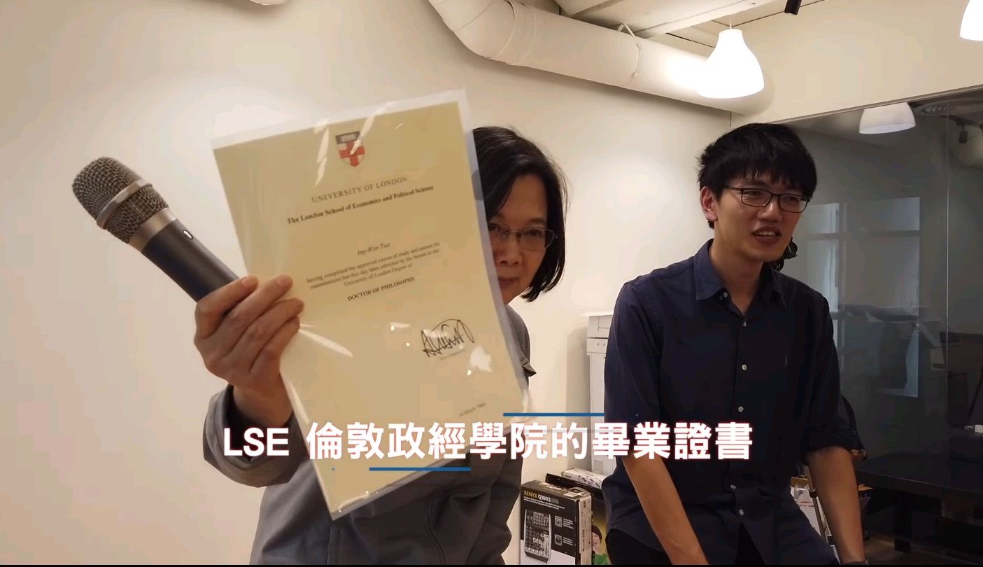 蔡總統訪Dcard，首次秀倫敦政經學院畢業證書。(圖:翻拍自蔡總統臉書)