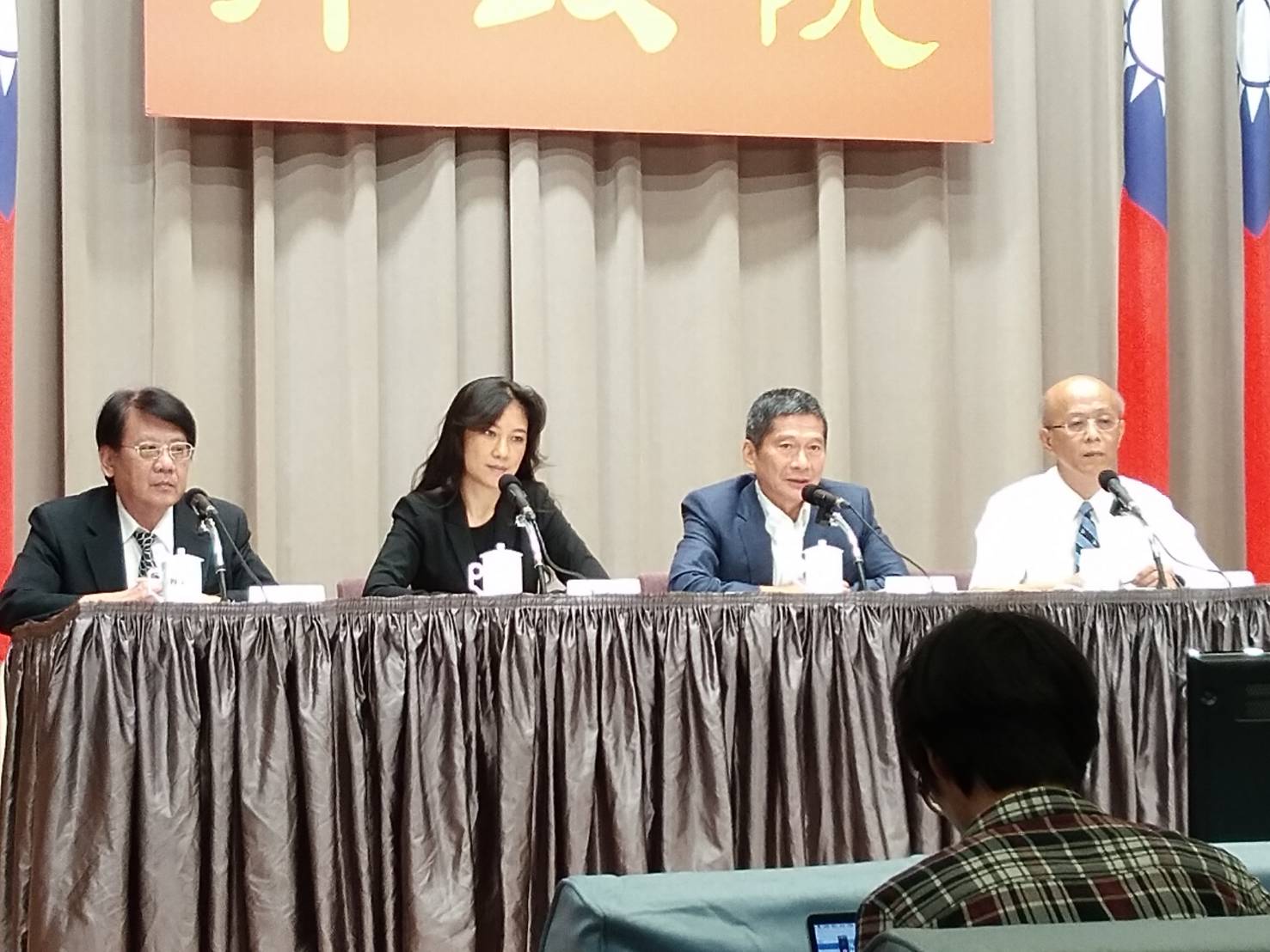 客委會主委李永得(右二)。(王韋婷攝)