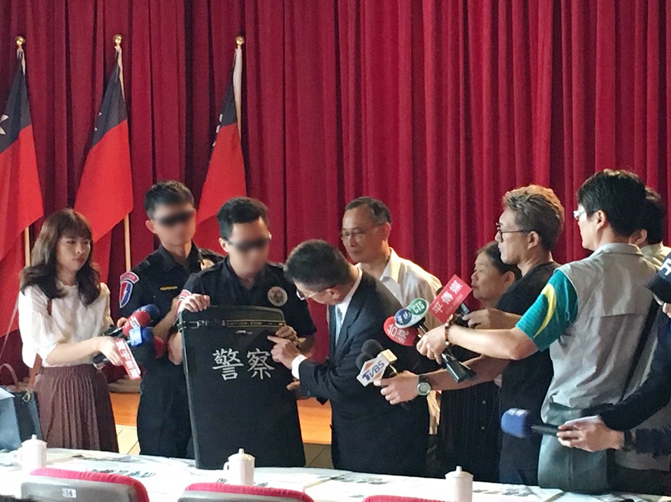 警政署長陳家欽下午與內政部長徐國勇前往台中表揚有功人員，並給予首功員警破格陞職，藉此鼓勵警察同仁正確、大膽用槍。(圖：NPA署長室臉書)