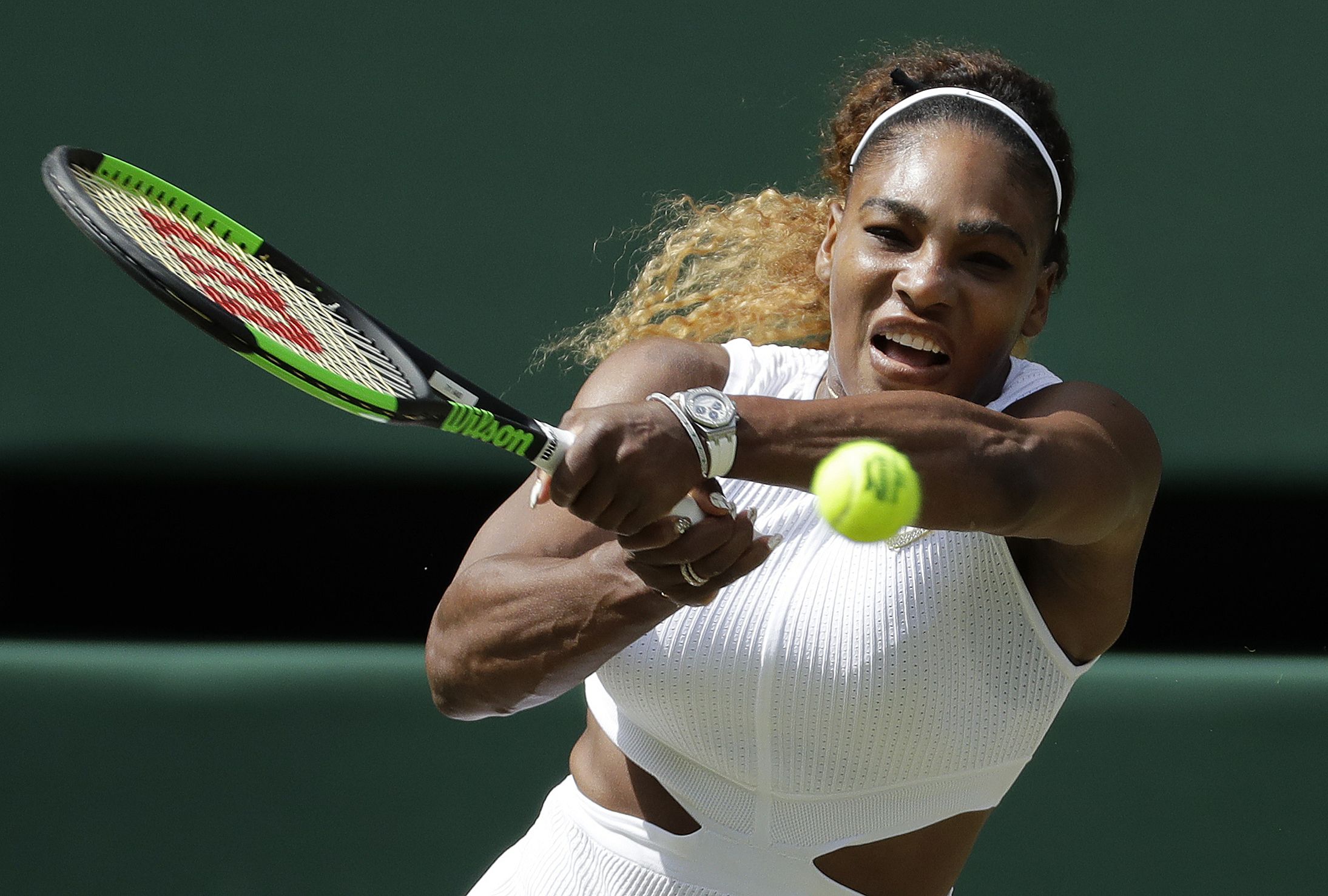 年屆40的美國網球女將小威廉絲(Serena Williams)想追平24座大滿貫紀錄，得看年輕球員是否讓路。(美聯社/達志影像)