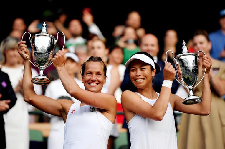 謝淑薇和捷克搭檔史翠可娃(Barbora Strycova)奪得溫網女雙冠軍。(臉書)