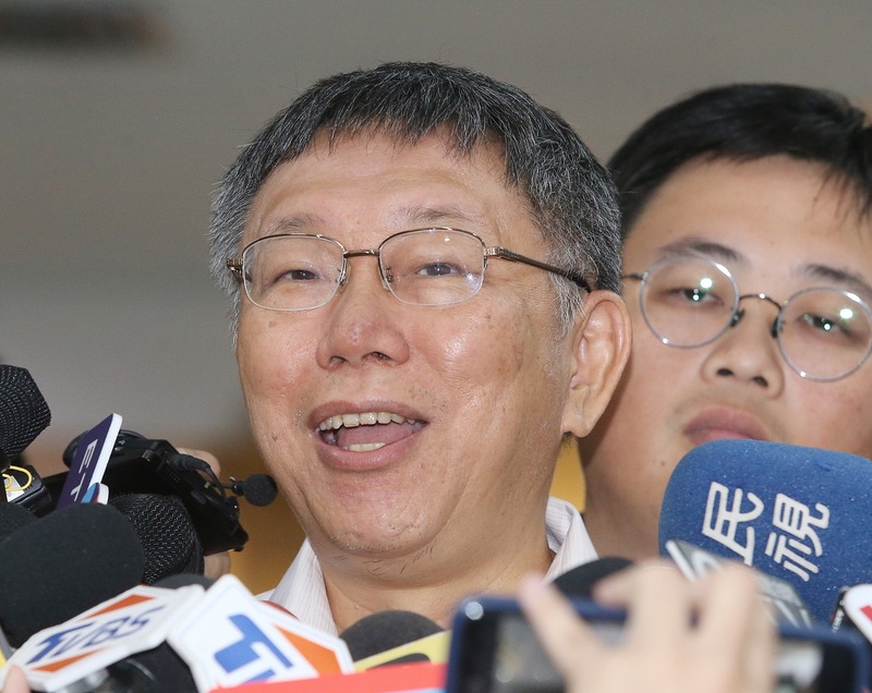 國民黨與民進黨代表角逐2020總統選舉人選已底定，台北市長柯文哲（前）16日受訪時表示，他認為，台灣社會必須思考「台灣今天怎麼會走到這地步」，並在現有基礎上，要看看有沒有其他解方。(圖:中央社)