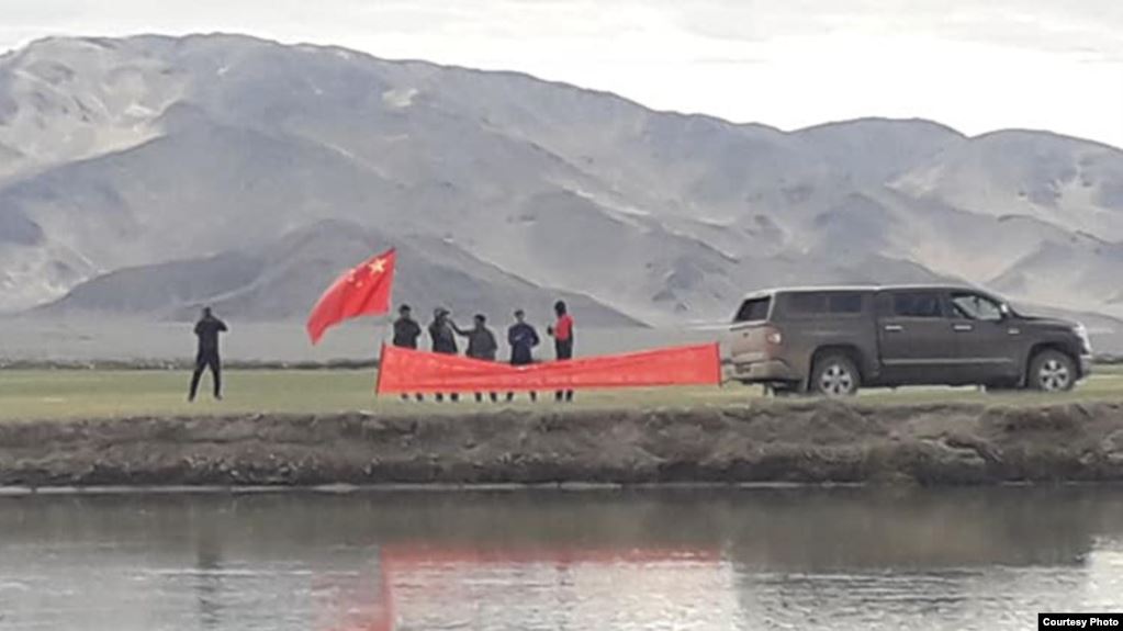 中國軍人7月6日在印控喀什米爾越界插旗，反對當地藏人為達賴喇嘛慶生（《印度時報》The Times of India 7月13日刊登）。