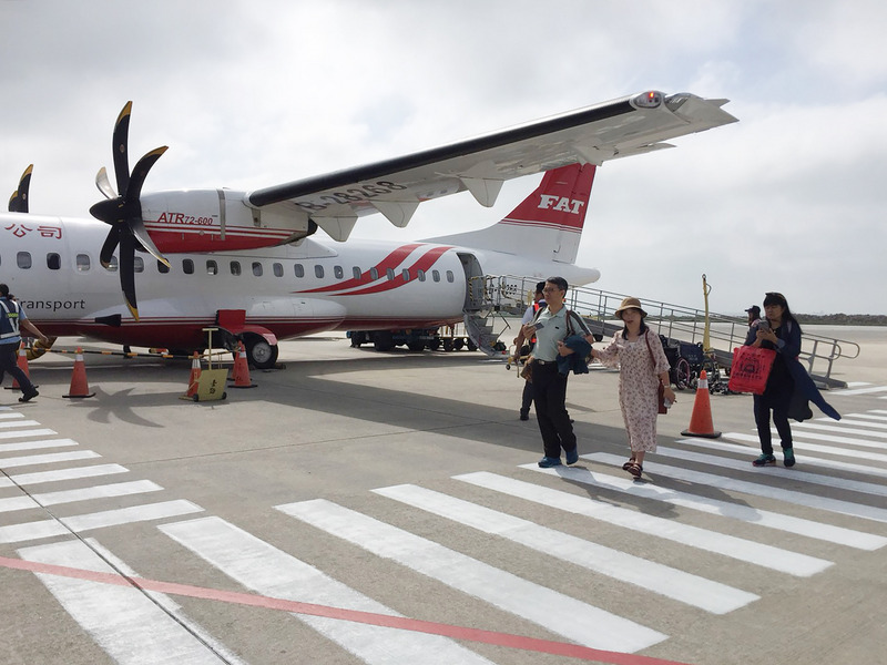 遠東航空12日無預警宣布13日起停飛，民航局敲定由華信及立榮共增飛16架次國內線加班機，疏運旅客。(圖：中央社)