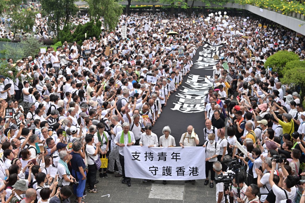 由香港年長者發起及參加、標榜支持年輕人上街表達訴求的「銀髮族靜默遊行」，17日下午在港島中環登場。 (AFP)