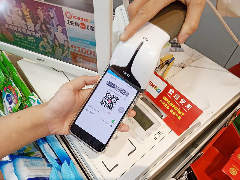 行動支付超越實體卡，MIC調查：越來越多民眾只用1款。(圖：中央社檔案照片)