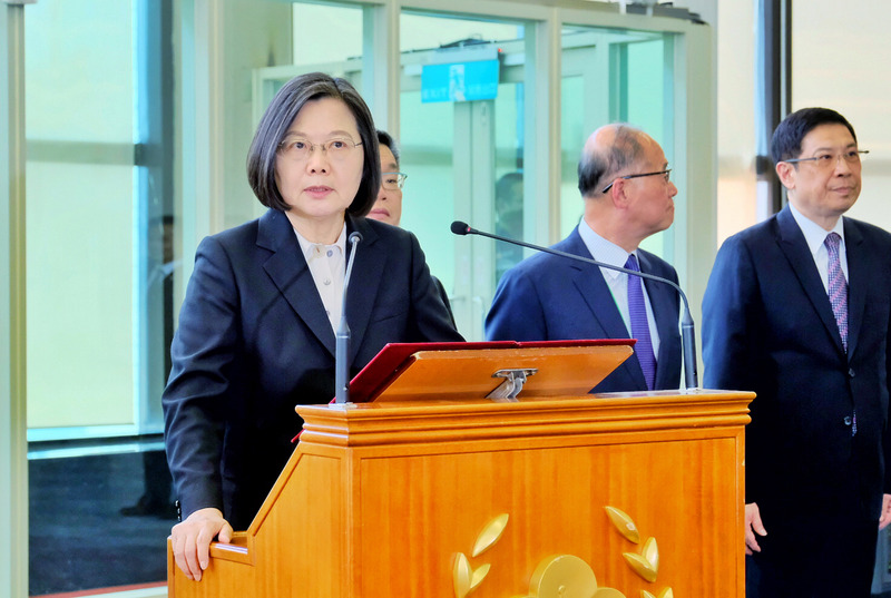 總統蔡英文（左）11日啟程展開自由民主永續之旅，22日返抵國門。她表示，這次過境美國的時間比較久，也有更多的機會可以跟美國的政界、學界、智庫，還有科學研究單位及企業界朋友交換想法。有人說台美關係是「升級」，但是她覺得用「深化」形容更加貼切。(圖：中央社)