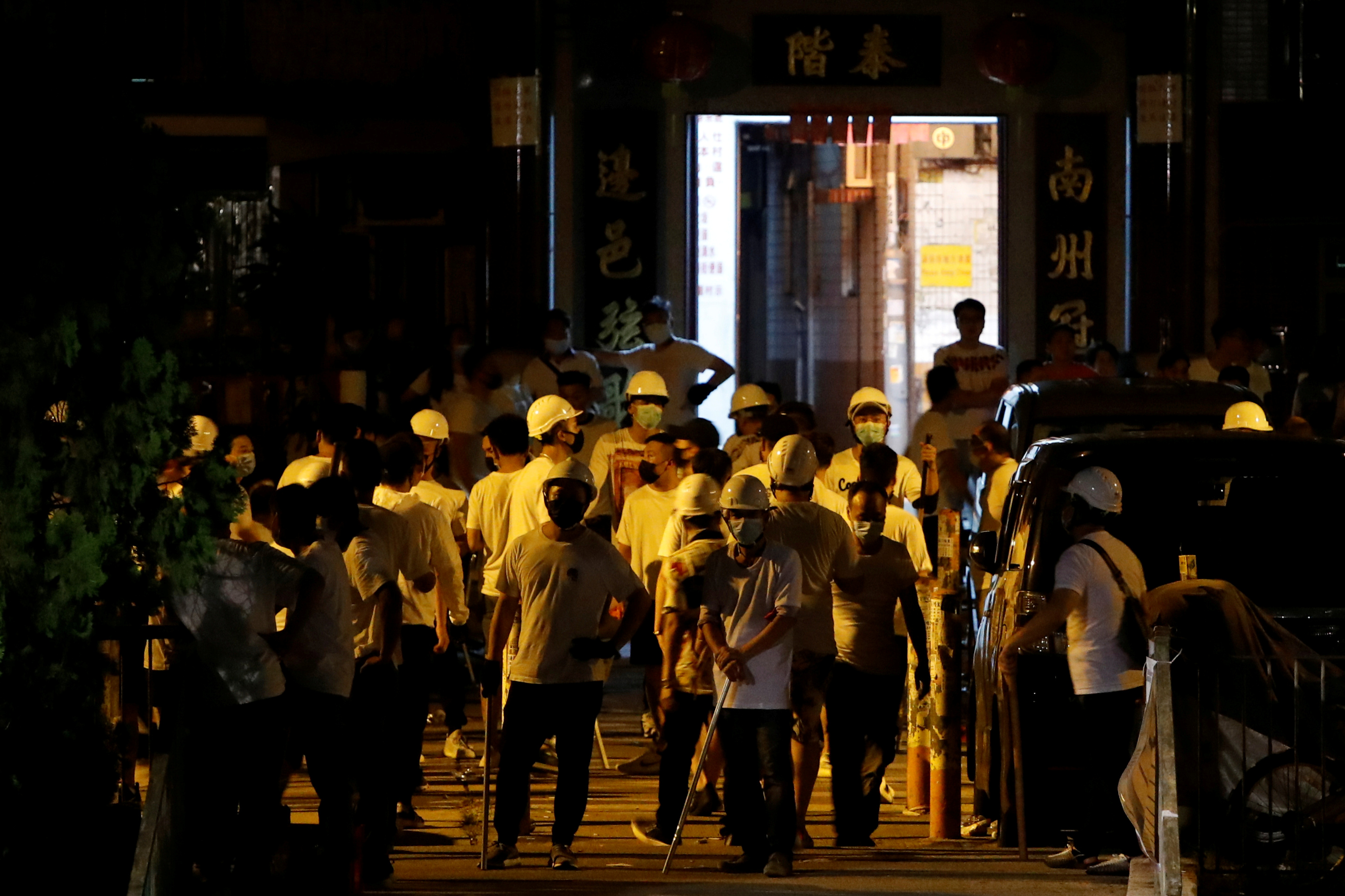 兩年前的721，香港元朗發生一群身穿白衣疑似黑道人士，持鐵棍、木棒、藤條，聚眾毆打市民、記者的暴力事件。(資料照片/路透社/達志影像)