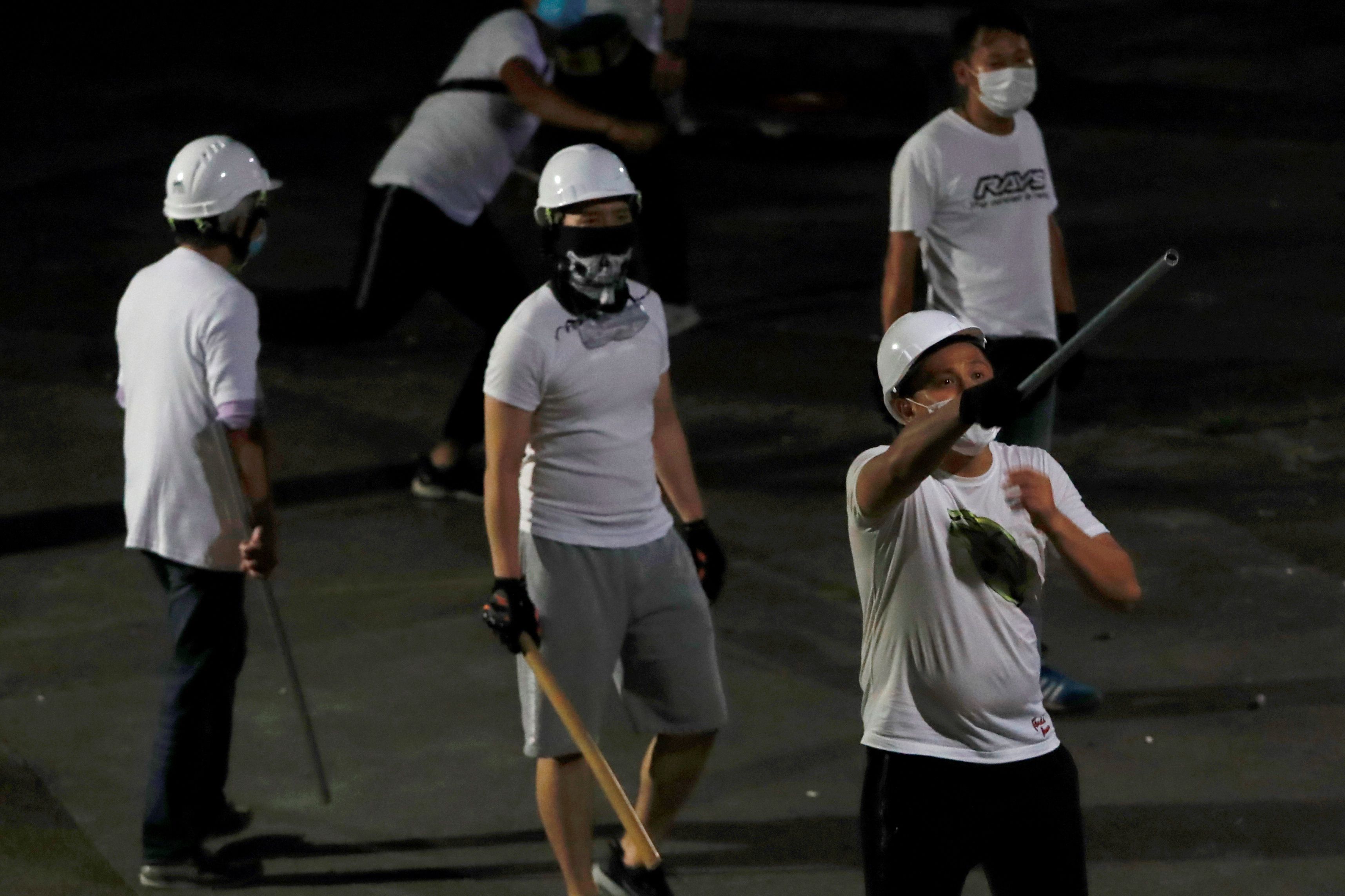 去年發生在香港元朗的「721」白衣人襲擊事件，造成多人受傷，時隔1年多，香港警方20日再拘捕6名嫌犯。(路透社/達志影像)
