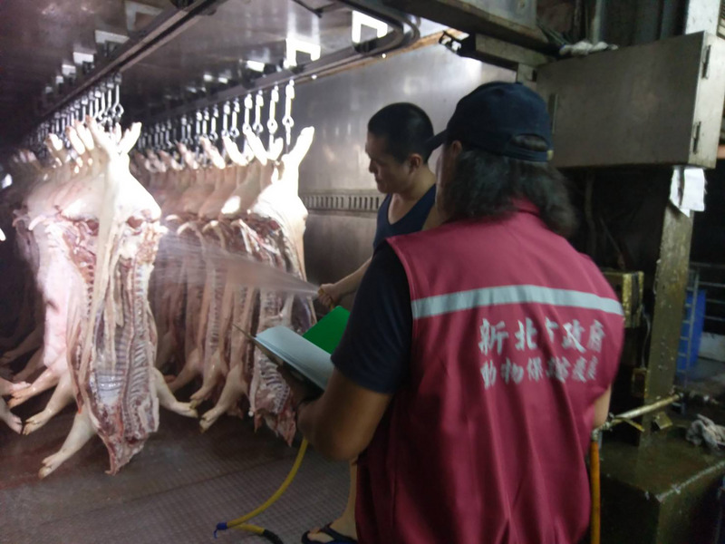 區塊鏈無法竄改的特性，因此建置台灣豬從屠宰市場、分切到加工的食品歷程，只要透過QR Code掃碼，即便是貢丸、肉鬆等加工品，都可以辨認是否為台灣豬肉所製。此為新北市肉品市場。（資料照／新北市動保處提供）