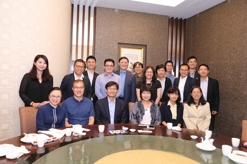 科技部率團赴新加坡參訪交流，圖為科技部政務次長許有進（前排左3）24日與參加座談的旅星台籍科技業者及學者合影。(圖：中央社)