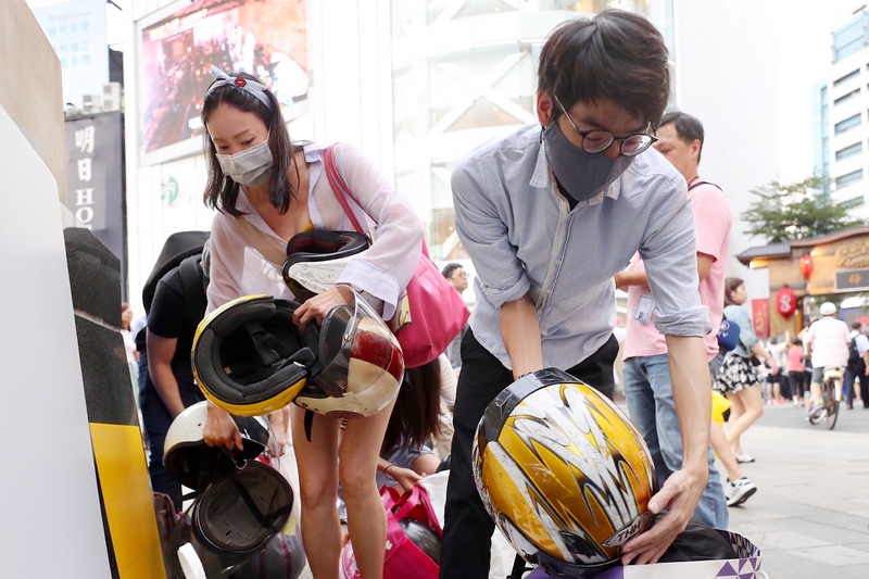 一群在台港人7月在台北街頭募集二手安全帽，將寄往香港為反送中港人加油集氣，大批民眾獲知消息後到場捐贈，以實際行動撐香港。(圖：中央社)