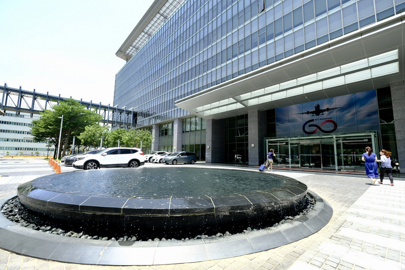 總統府澄清，不會逕行定調偵辦中的司法案件。圖為調查局搜索華航空品處。（中央社）