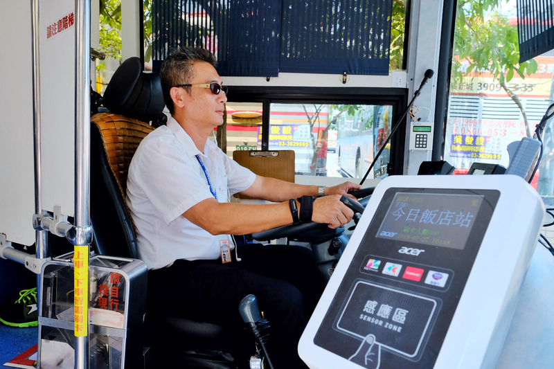 交通部研擬有條件放寬大型車職業駕駛年齡上限，規劃由現行的65歲延長到68歲，預計最快明年年中上路。（資料照 / 中央社）