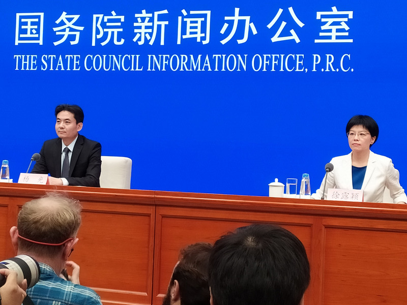 中國國務院港澳事務辦公室發言人楊光（左）、徐露穎（右）首次登場，針對香港事務發言。(圖：中央社)