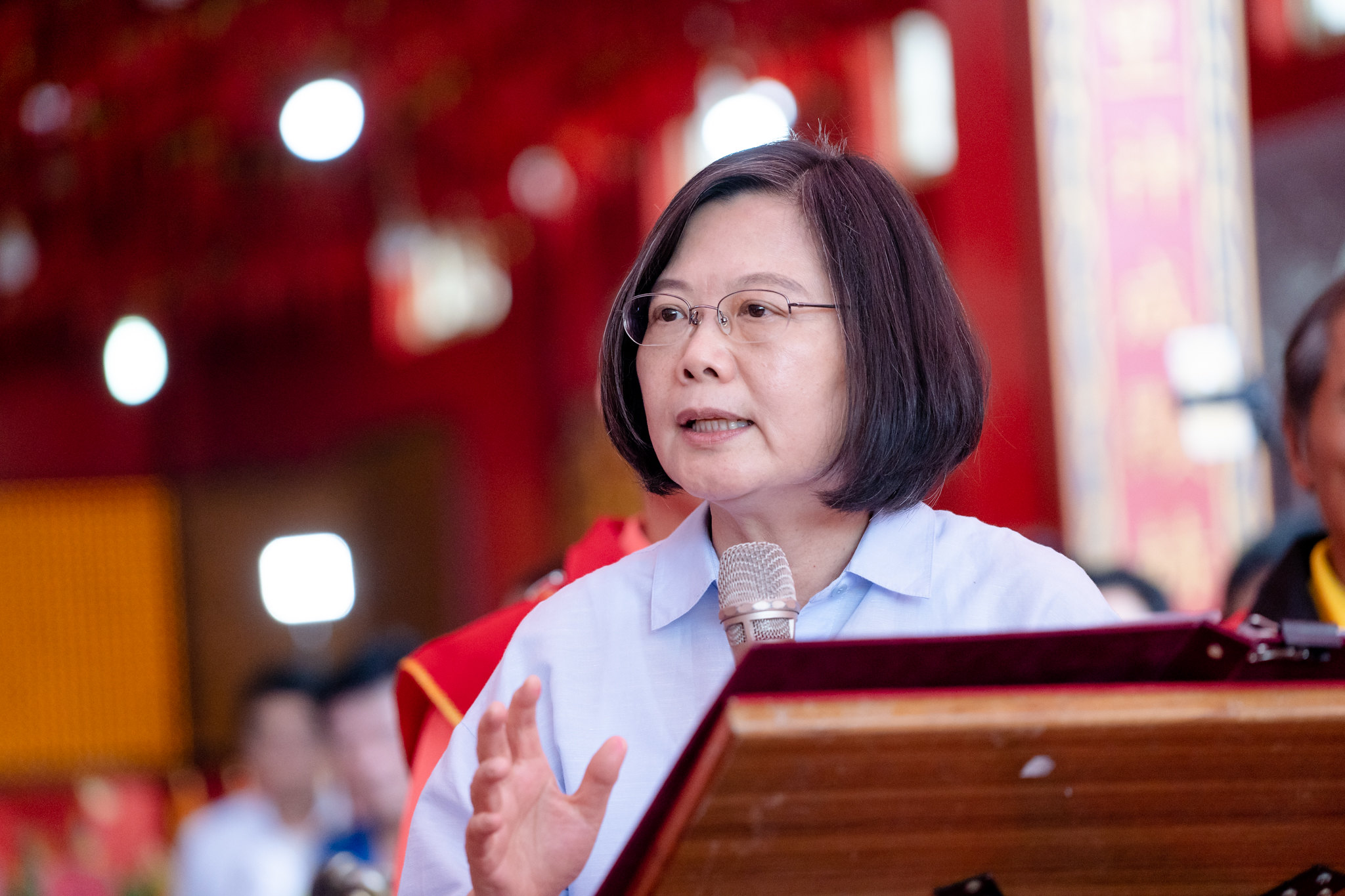 蔡英文總統參拜「六房媽」，盼鄉親支持政府，一起讓台灣更好。(總統府提供)