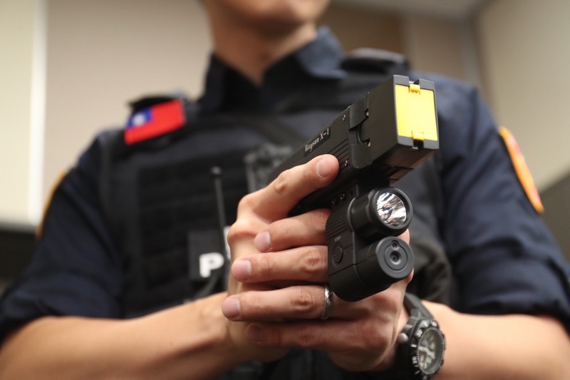 徐國勇：將配發電擊槍列為警察執勤共同裝備。(圖:中央社檔案照片)