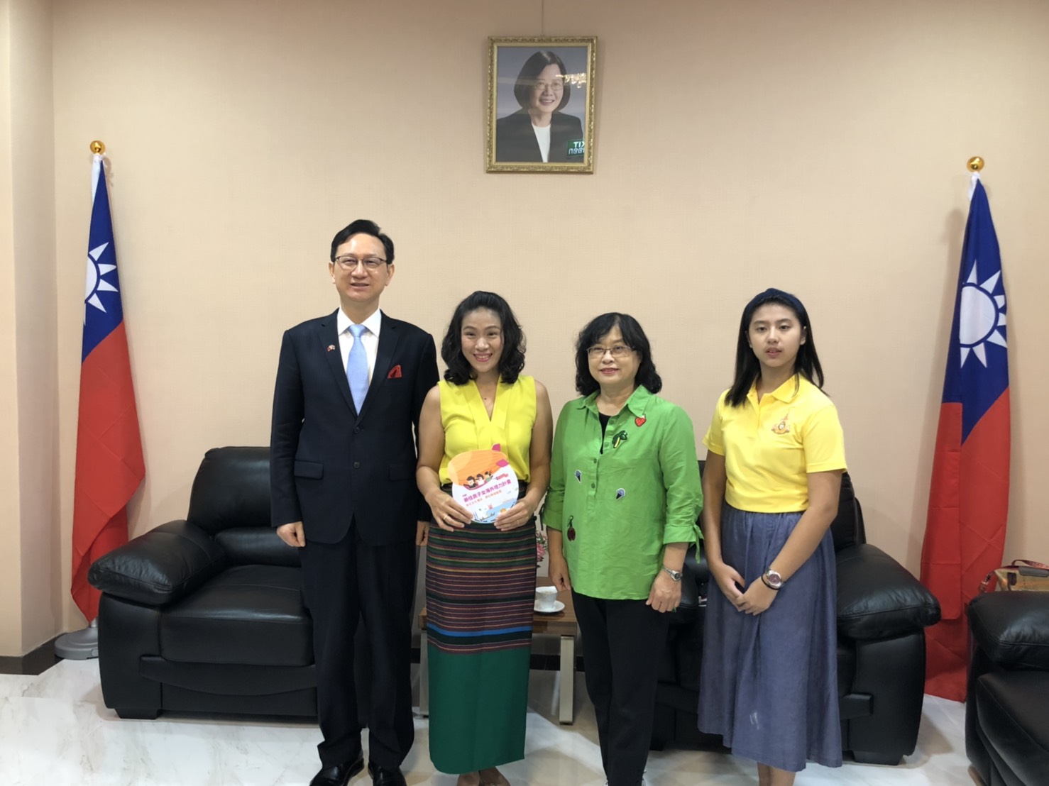 新住民子女海外培力計畫，湘閑與母親及校長特別拜訪駐泰國大使童振源。(圖：駐泰國代表處提供)