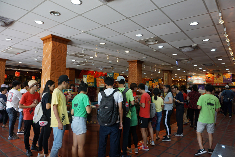 中國大陸8月1日起，暫停核發47個城市居民來台自由行簽證。圖為金門特產店滿是人潮。（資料照片）