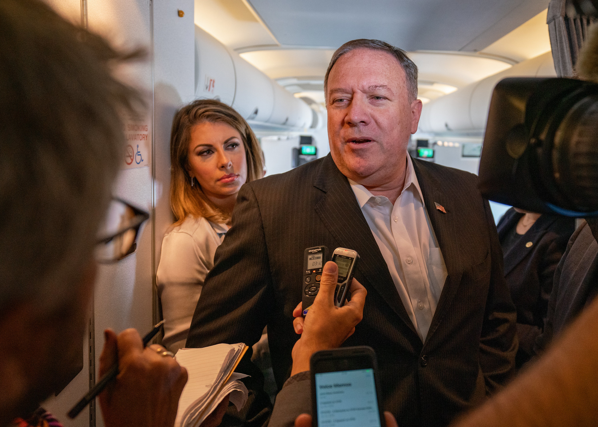 美國國務卿蓬佩奧30日前往曼谷，專機起飛前向隨行記者說明。 (圖:美國國務院)