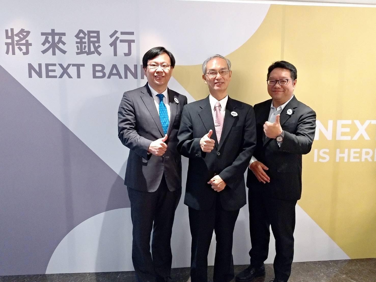 純網銀國家隊「將來銀行」經營團隊。圖中為董事長鍾福貴、左為預定董事劉奕成、右為總經理梅驊。(圖：陳林幸虹 攝)