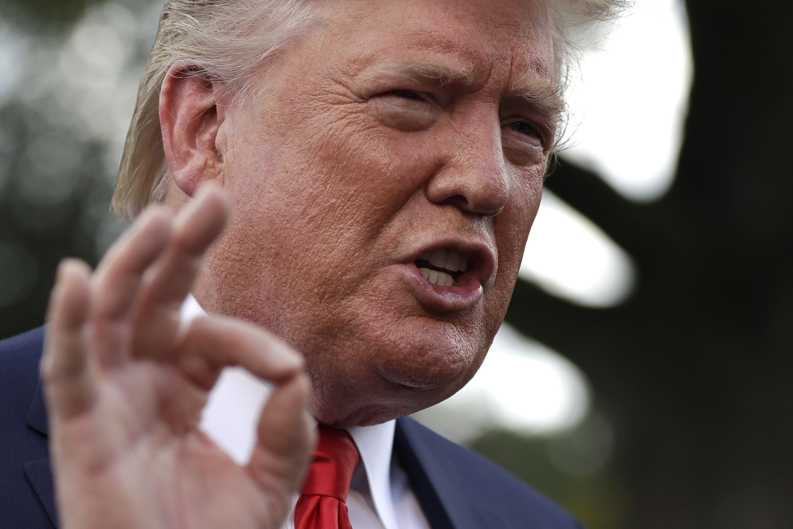 川普1日在離開白宮前往俄亥俄州辛辛那提參加集會前，回答記者有關香港發生的抗議風潮。(美聯社/達志影像)